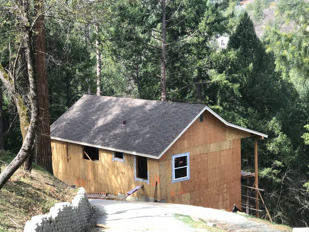 Small home with a windy driveway and green grass